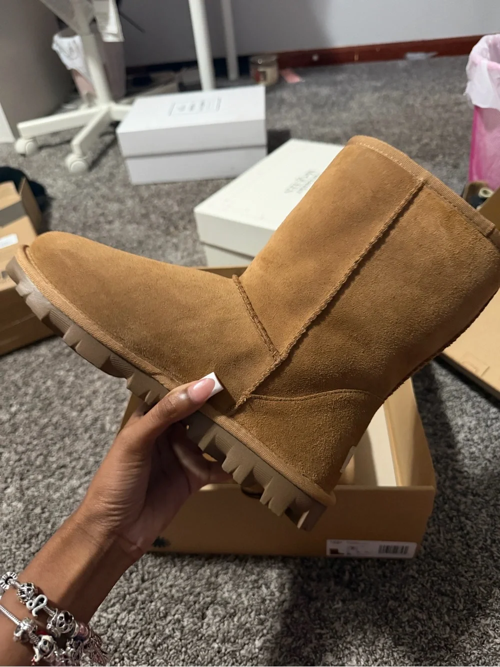 NWT UGG CHESTNUT WOMEN SIZE 7